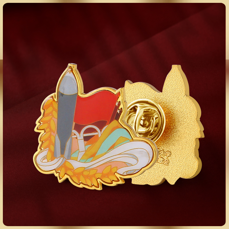 High quality newest pin badge custom logo